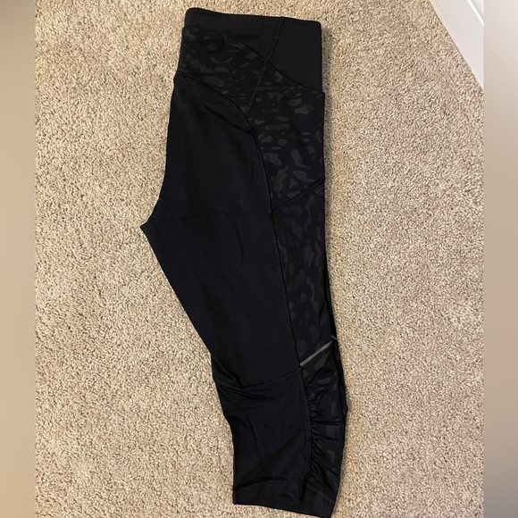 Lululemon Black Leopard Crop Pants - Sz 8 - Picture 3 of 3
